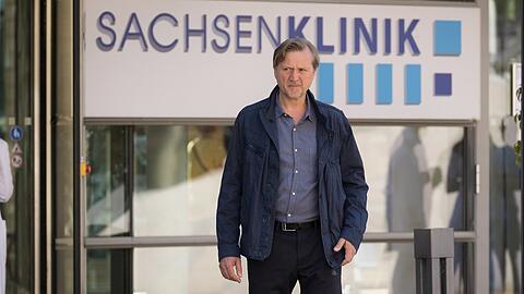 "In aller Freundschaft: Entsichert": Jürgen Ewerbeck (Patrick von Blume) ist auf der Suche nach einem Schuldigen für den Tod seiner geliebten Tochter Vanessa.