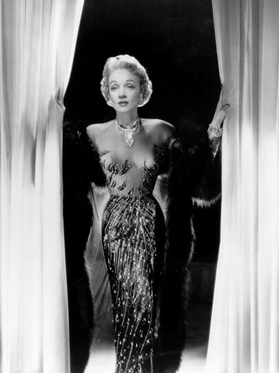 Marlene Dietrich 1953 in einem gemeinsam mit Jean Louis entworfenen Kostüm zu ihrer ersten Show in Las Vegas.