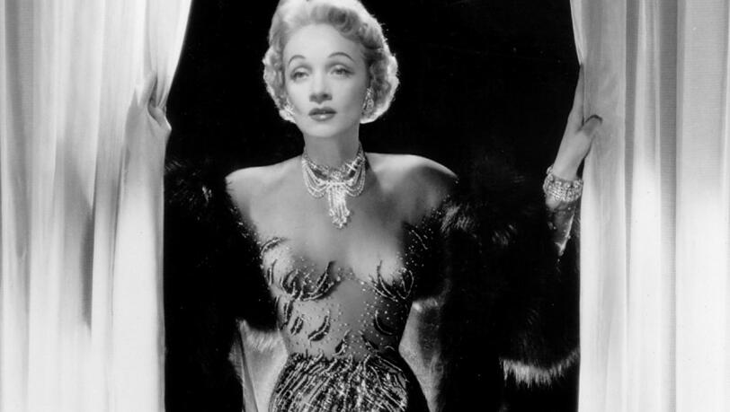Marlene Dietrich 1953 in einem gemeinsam mit Jean Louis entworfenen Kostüm zu ihrer ersten Show in Las Vegas. Marlene Dietrich 1953 in einem gemeinsam mit Jean Louis entworfenen Kostüm zu ihrer ersten Show in Las Vegas.