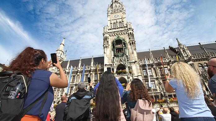 Gerne fotografiertes Sujet: Das Rathaus und das Glockenspiel am Marienplatz. (Archiv)