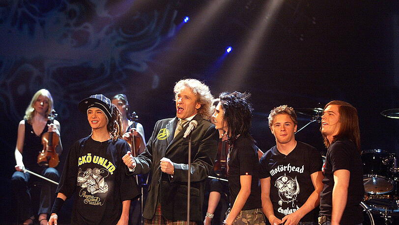 Thomas Gottschalk singt mit Tokio Hotel während der Sendung Wetten, dass...? 2006 in Halle Thomas Gottschalk singt mit Tokio Hotel während der Sendung Wetten, dass...? 2006 in Halle