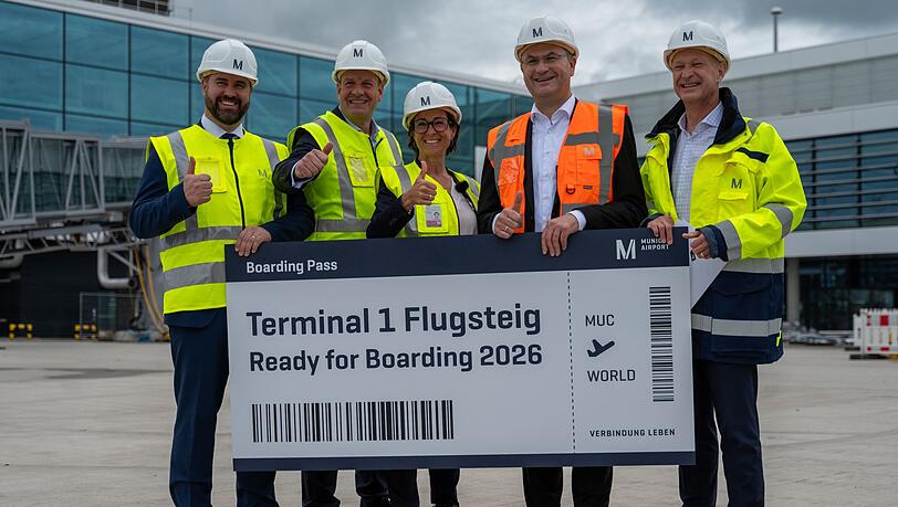 Sechs Millionen Passagiere im Jahr entsprechen etwa den Fluggastzahlen des Flughafens Hannover, wie Finanzminister Albert Füracker (in orange) sagt