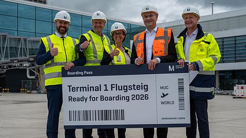 Sechs Millionen Passagiere im Jahr entsprechen etwa den Fluggastzahlen des Flughafens Hannover, wie Finanzminister Albert Füracker (in orange) sagt