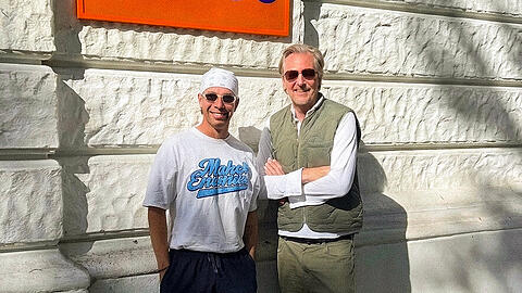 Marc Uebelherr (rechts) und Betriebsleiter Hannes Wolf stehen vor dem neuen Klub 80 in Rottach-Egern.