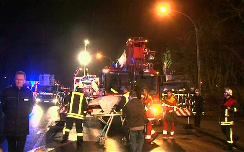 Die Bilder vom Unfall: In Duisburg ist ein Lkw in eine Bushaltestelle gekracht.