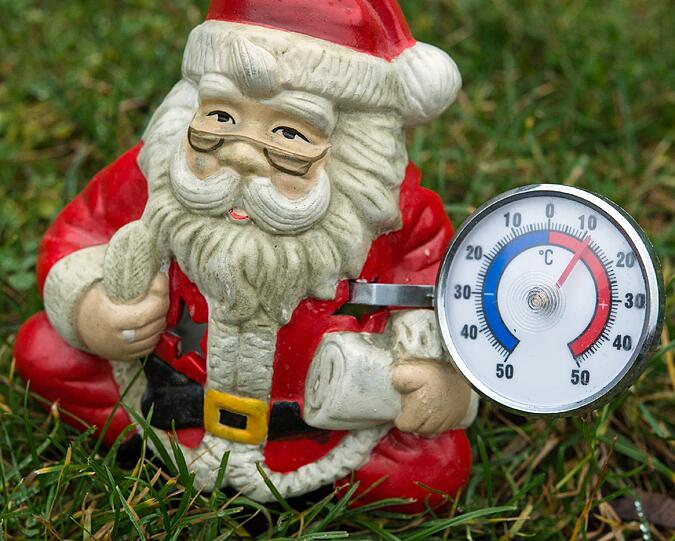 Eine Weihnachtsmann-Figur mit einem Thermometer, das knapp über 10 Grad Celsius anzeigt: Weihnachten wird dieses Jahr sehr mild ausfallen in Bayern.