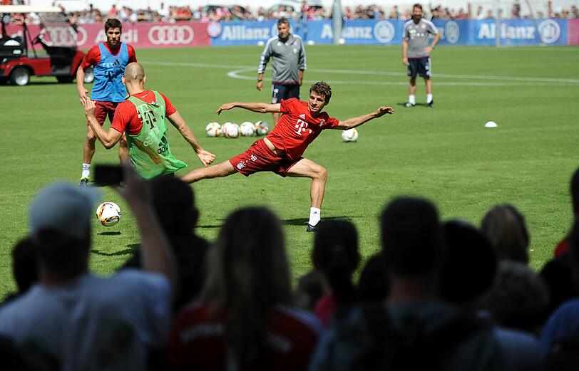 Zweikampf, Kraft, Ausdauer: So schuften die Bayern-Stars beim öffentlichen Training an der Säbener Straße.