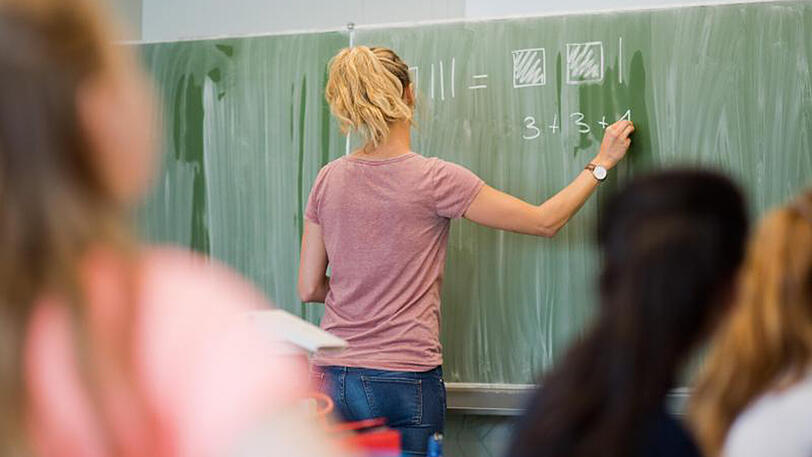 Schulunterricht in Hannover: Ob Lehrer oder Gerichtsvollzieher: Die Bundesländer bezahlen ihre Beamten teilweise sehr unterschiedlich.