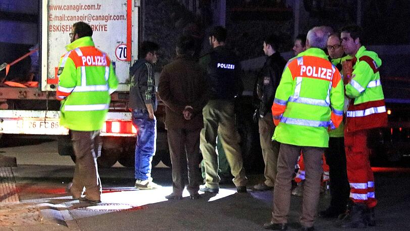 Die Flüchtlinge waren möglicherweise bereits in der Türkei zugestiegen und hatten über 2.000 Kilometer lang in dem Hänger ausgeharrt.