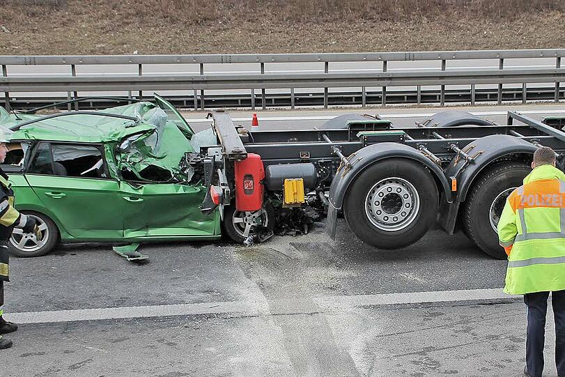 Wie durch ein Wunder konnte der Pkw-Fahrer aus diesem Wrack lebend gerettet werden.