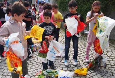 Die Kinder mit Tüten beim Weltrekordversuch.