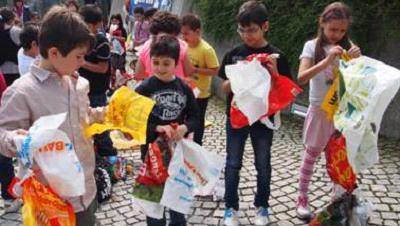 Die Kinder mit Tüten beim Weltrekordversuch. Die Kinder mit Tüten beim Weltrekordversuch.