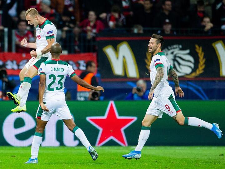 Der Moskauer Dimitri Barinov (l) freut sich mit Joao Mario (M) und Fedor Smolov über sein Tor zum 2:1 gegen Leverkusen.