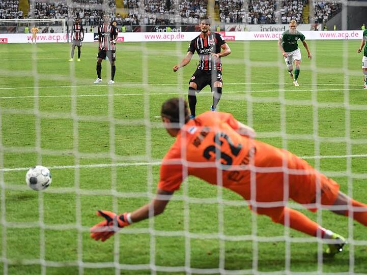 Frankfurts Goncalo Paciencia lässt Tallinn-Keeper Matvei Igonen keine Chance.