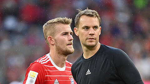 Matthijs de Ligt (l.) und Manuel Neuer mussten in dieser Saison schon mal im Sturm ran.