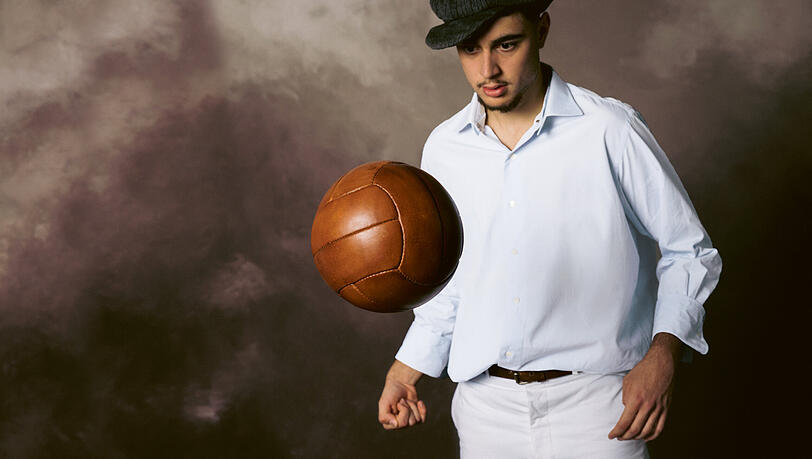 Aleksandar Pavovic im Retro-Outfit. Aleksandar Pavovic im Retro-Outfit.