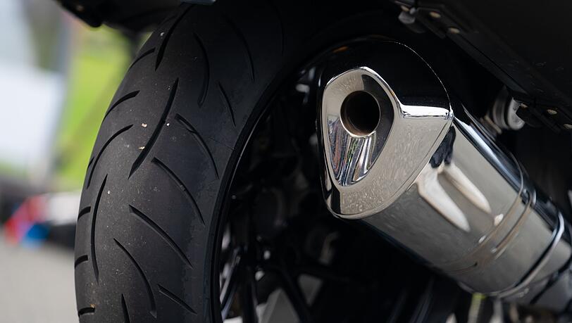 Der eifersüchtige Motorradfahrer folgt dem jungen Paar und attackiert schließlich den Fahrer des anderen Motorrads. (Symbolbild) Der eifersüchtige Motorradfahrer folgt dem jungen Paar und attackiert schließlich den Fahrer des anderen Motorrads. (Symbolbild)