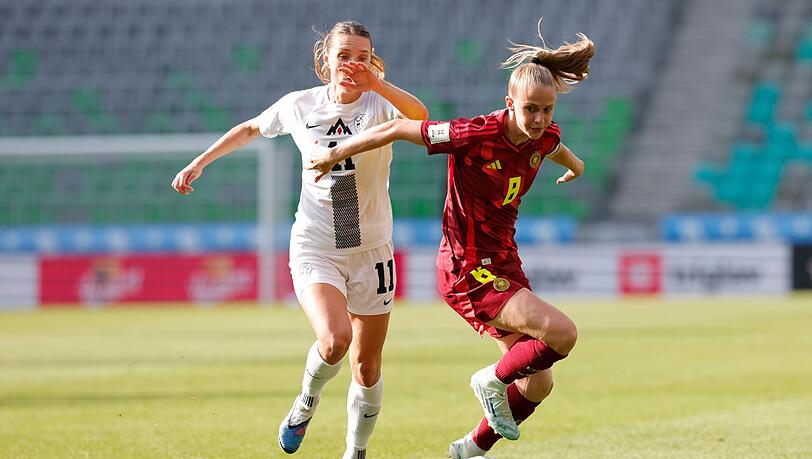 Kr&auml;ftig rotiert: Vivien Endemann (r) war eine von acht neuen Spielerinnen in der deutschen Startelf.