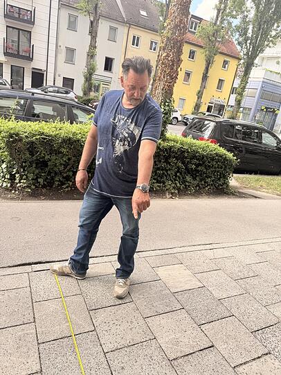Dimitris zeigt der AZ, wie breit der Gehweg ist. Dimitris zeigt der AZ, wie breit der Gehweg ist.