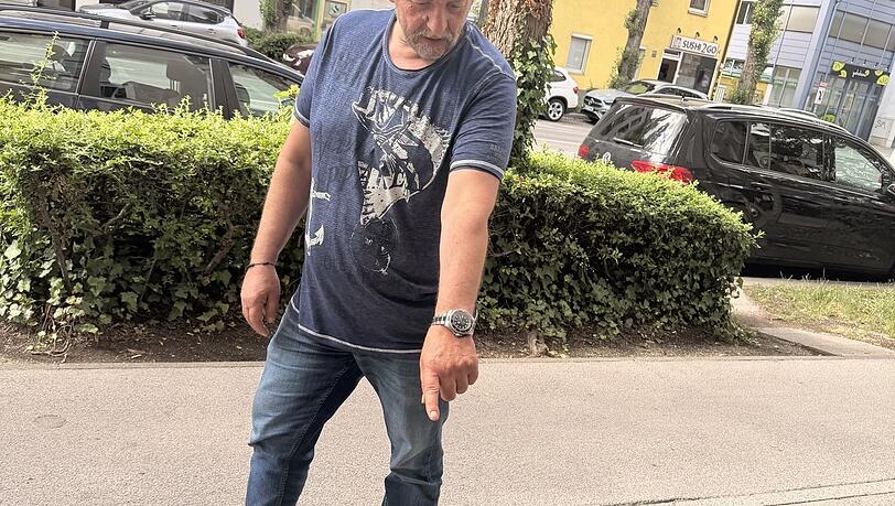 Dimitris zeigt der AZ, wie breit der Gehweg ist. Dimitris zeigt der AZ, wie breit der Gehweg ist.