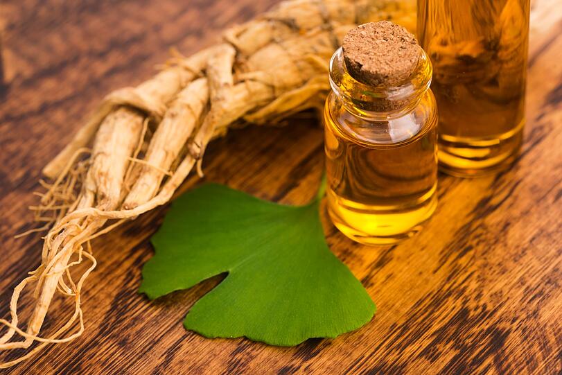 Ginkgo und Gotu Kola sollten ebenfalls in Ihrer Anti-Aging-Pflege stecken: Die Kollagen-Produktion wird gepusht (so bleibt die Haut straff), Falten werden gemindert und die Haut mit Feuchtigkeit versorgt.