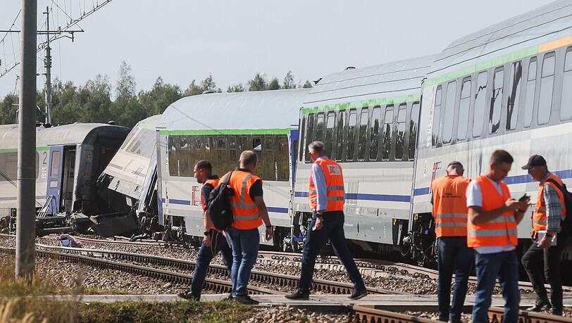 Beim Zusammenprall eines Lasters mit einem Zug in Polen ist eine Frau gestorben. Beim Zusammenprall eines Lasters mit einem Zug in Polen ist eine Frau gestorben.