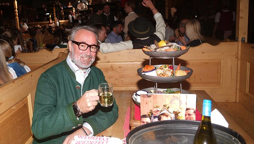 Weinzelt-Wirt Stephan Kuffler präsentiert das neue Katerfrühstück mit Austern. Für den Festwirt gehören Genuss und Gönnung zur Wiesn dazu. Weinzelt-Wirt Stephan Kuffler präsentiert das neue Katerfrühstück mit Austern. Für den Festwirt gehören Genuss und Gönnung zur Wiesn dazu.