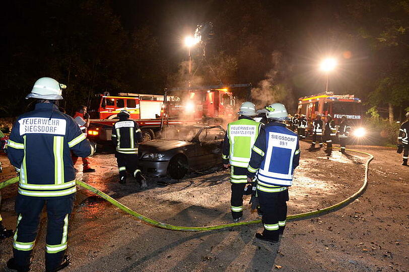 Auf der B 306 bei Siegsdorf brannte ein BMW-Cabrio völlig aus. Der Fahrer konnte sich in letzter Sekunde retten. Die Bilder vom Feuerwehreinsatz.