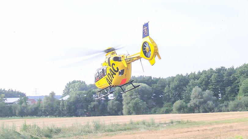 Der Lastwagen wurde komplett zerstört, der Fahrer mit schweren Verletzungen ins Krankenhaus gebracht. Die Bilder vom Unfallort.