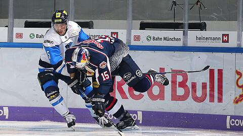 Der EHC um Jaffray (r.) verliert gegen Ingolstadt.