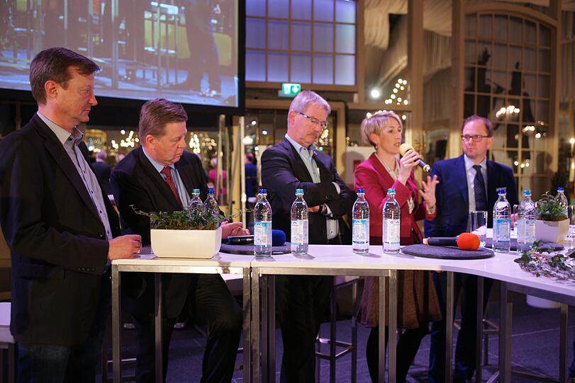 Die Veranstaltung in der Theaterfabrik war gut besucht, die Stimmung teils ziemlich aufgeheizt.