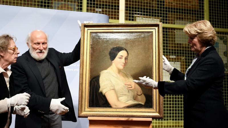 Kulturstaatsministerin Monika Grütters (r.) übergag den Erben Maria de las Mercedes Estrada und Wolfgang Kleinertz, das Bild "Portrait einer sitzenden jungen Frau / Portrait de jeune femme assise" von Thomas Couture. Kulturstaatsministerin Monika Grütters (r.) übergag den Erben Maria de las Mercedes Estrada und Wolfgang Kleinertz, das Bild "Portrait einer sitzenden jungen Frau / Portrait de jeune femme assise" von Thomas Couture.