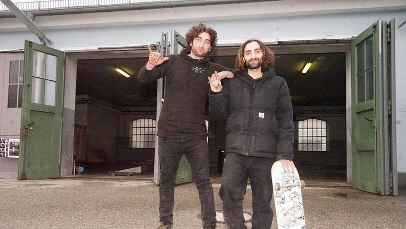 Die Brüder Alexander (l.) und Pacel bauen im Kreativquartier gerade eine Halle zu einer Skaterschule um. Die Brüder Alexander (l.) und Pacel bauen im Kreativquartier gerade eine Halle zu einer Skaterschule um.