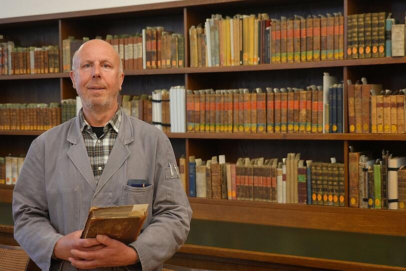 Bibliotheksmitarbeiter Uwe Freudenreich kümmert sich um die seltenen und wertvollen Bücher der Sammlung.