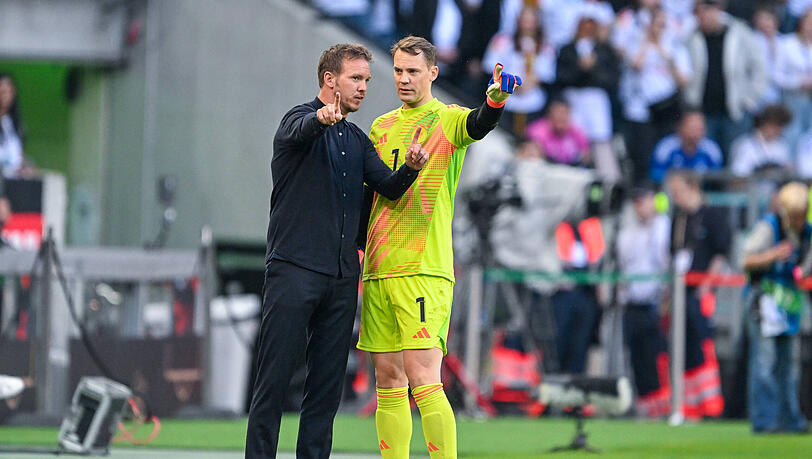 Bundestrainer Julian Nagelsmann gibt seinem Schattenkapitän Manuel Neuer Anweisungen.