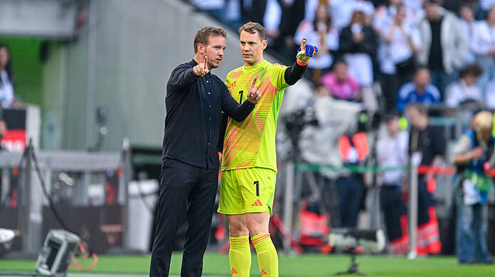 Bundestrainer Julian Nagelsmann gibt seinem Schattenkapitän Manuel Neuer Anweisungen.