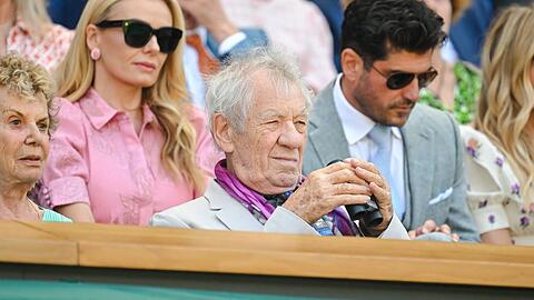 Bestens ausgestattet: Sir Ian McKellen samt Fernglas bei der Wimbledon-Partie von Laura Siegemund.