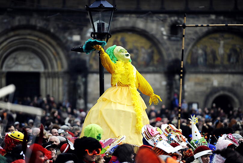 Zahlreiche Samba-Gruppen aus ganz Deutschland nehmen unter dem Motto "Carneval Theatral" am Bremer Straßenkarneval teil.