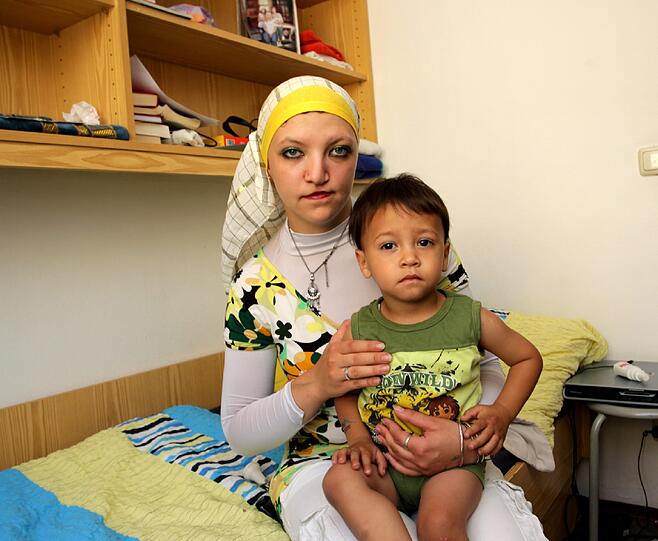 Hat hier neuen Mut und eine Bleibe gefunden: Mirella Omar mit Sohn Adam (2) in ihrem Zimmer.