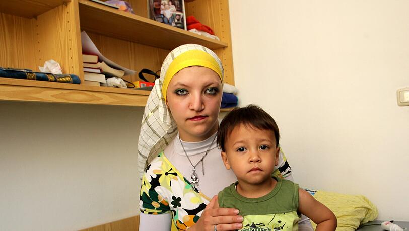 Hat hier neuen Mut und eine Bleibe gefunden: Mirella Omar mit Sohn Adam (2) in ihrem Zimmer. Hat hier neuen Mut und eine Bleibe gefunden: Mirella Omar mit Sohn Adam (2) in ihrem Zimmer.