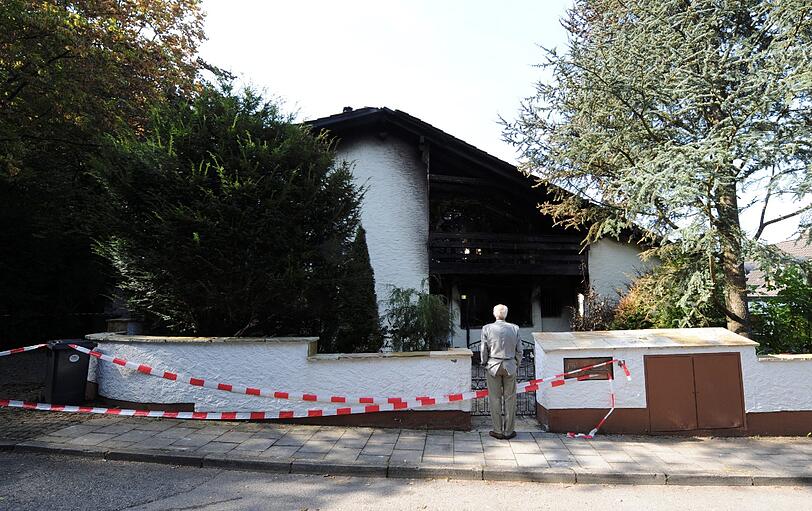 Blick auf die verkohlte Villa des Bayern-Stars Breno: Auch nach Tagen stehen noch Dienstfahrzeuge der Polizei vor dem Anwesen in Grünwald
