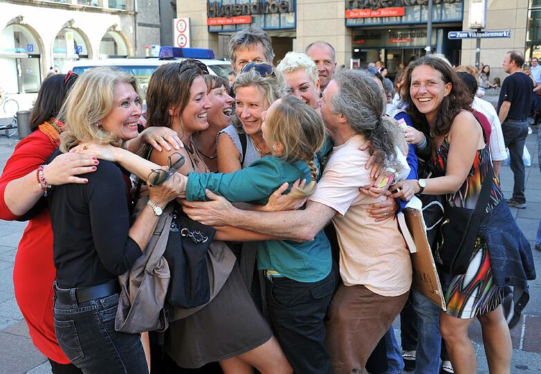 Flashmob für kostenlose Umarmungen in München.
