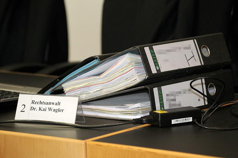 Prozessakten liegen am Donnerstag (21.02.13) im Landgericht in Augsburg vor Beginn des Prozesses gegen die wegen Mordes an einem Polizisten angeklagten Raimund M. und Rudolf R. auf einem Tisch im Verhandlungssaal. Es wird ein langer Prozess erwartet.