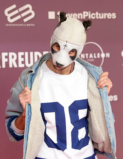 Rapper Cro bei der Premiere des Films "Vaterfreuden" in München (Bayern).