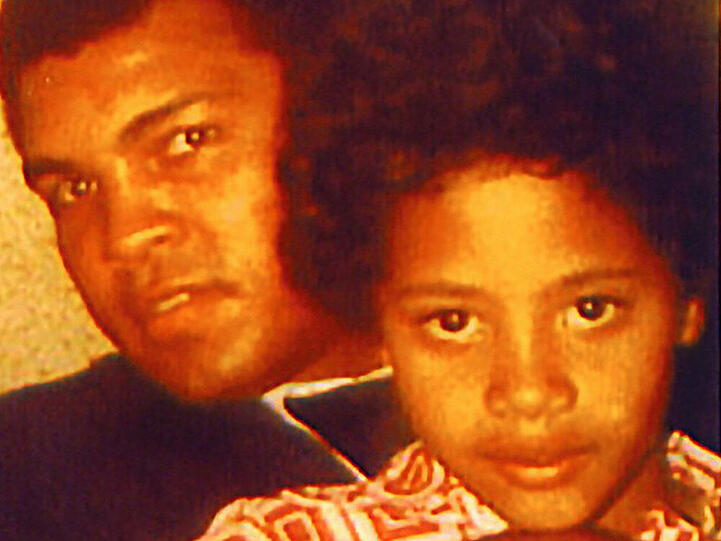 Der 6-jährige Dwayne Johnson auf dem Schoß seines Idols Muhammad Ali