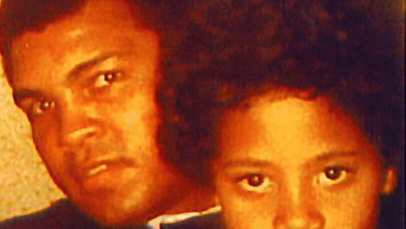 Der 6-jährige Dwayne Johnson auf dem Schoß seines Idols Muhammad Ali Der 6-jährige Dwayne Johnson auf dem Schoß seines Idols Muhammad Ali