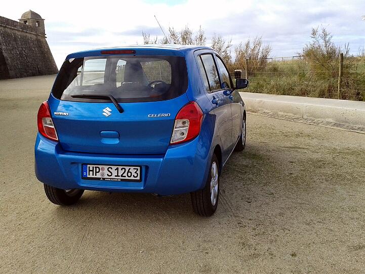 In der Heckansicht ist zu erkennen, dass der kleine Suzuki Celerio hoch und schmal baut.