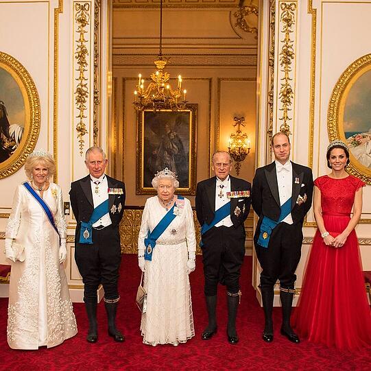 Royale Familie: Die Queen mit ihrem Mann Prinz Philip, Sohn Prinz Charles, dessen Frau Camilla, Prinz William und seiner Kate (rechts).