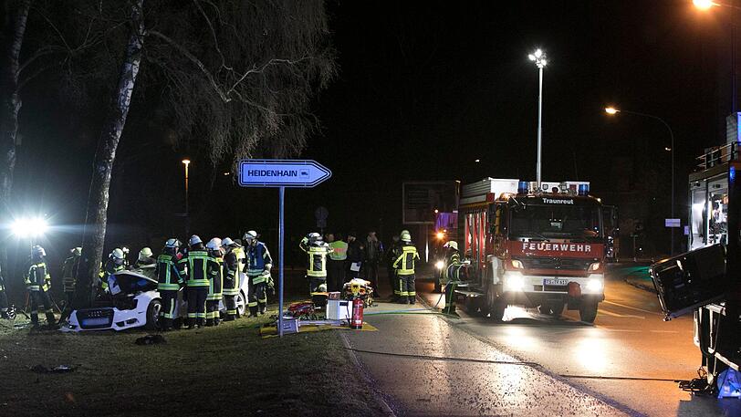 Bei einem Überholmanöver mit überhöhter Geschwindigkeit kam in Traunstein ein Audi A5 von der Straße ab und krachte frontal gegen einen Baum.