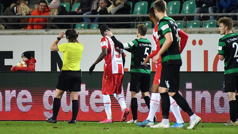 Leroy Kwadwo (FC Würzburger Kickers) wird rassistisch von einem Zuschauer (nicht im Bild) beleidigt. Julian Schauerte (SC Preußen Münster) tröstet ihn.